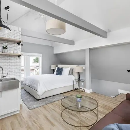 Cozy Cottage Near Major Attractions